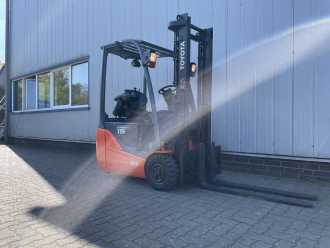 Gabelstapler gebraucht TOYOTA 8FBET15 | AKKU NEU 2026 | Neue Bereifung ELEKTRO DREIRADFRONTSTAPLER (13044707)